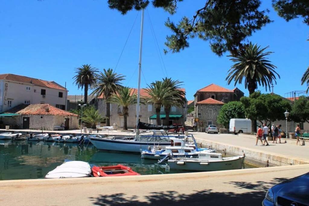 Manora Sucuraj 2 Bedroom Apartment Esterno foto